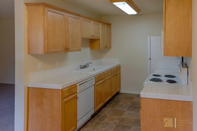Building Photo - Charming Upgraded Condo in Escondido, pets...