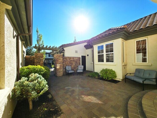 Foto del edificio - First Month Free – Executive Somersett Home Offered Furnished or Unfurnished with Panoramic Views...