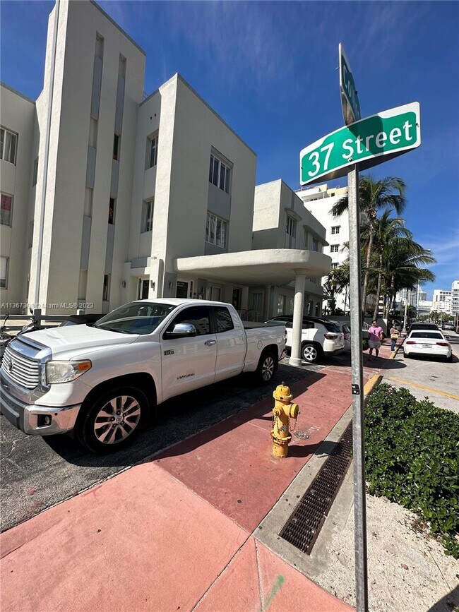 Foto del edificio - 3700 Collins Ave