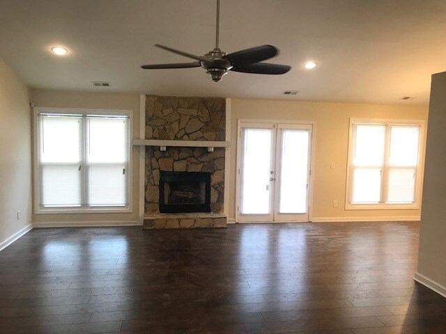 Building Photo - Charming 3br/2ba Ranch*** Ready for IMMEIA...