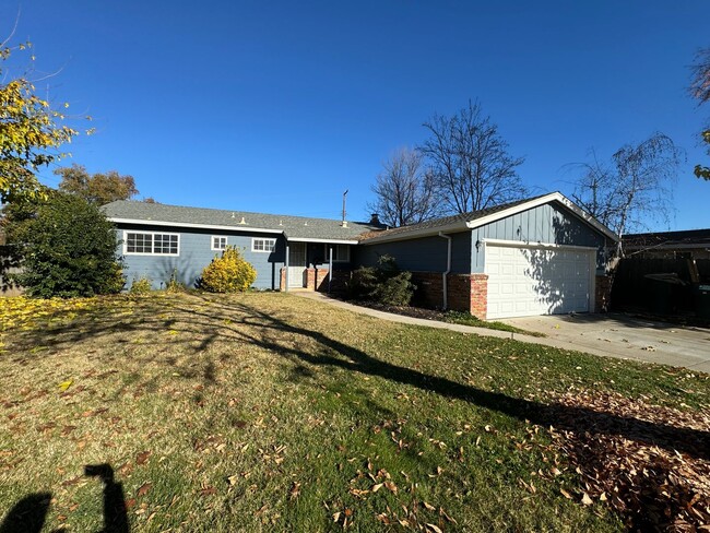 Building Photo - Charming 3 Bedroom 2 Bathroom House