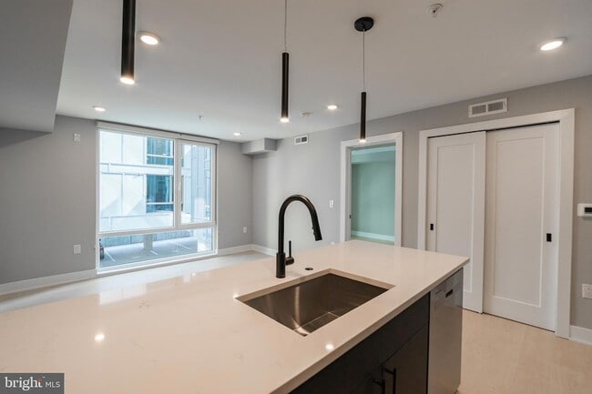 Foto del edificio - 6604 Ridge Ave