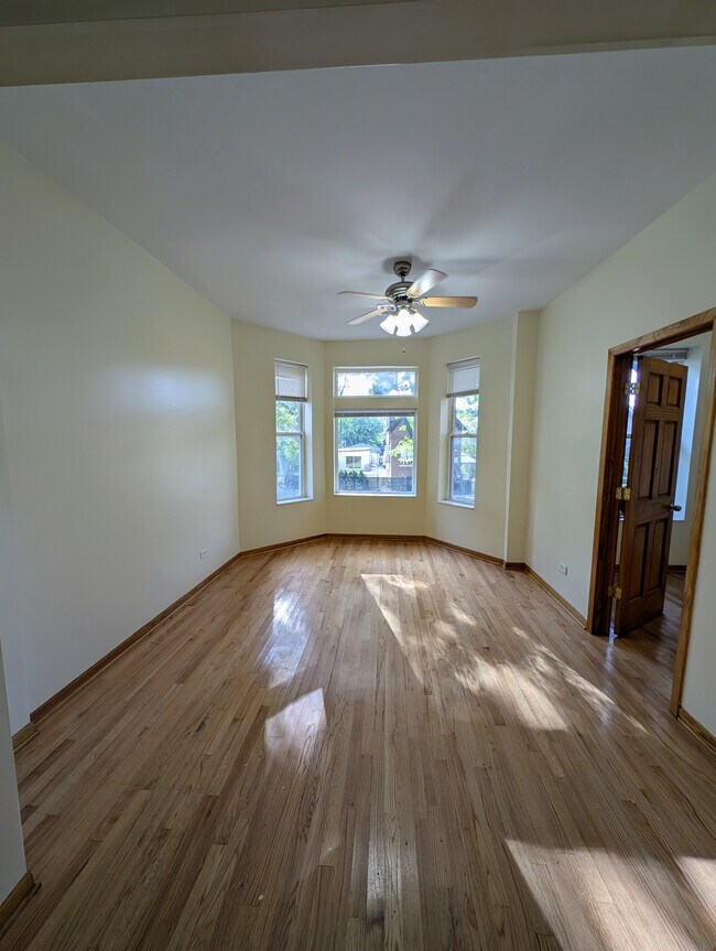 Foto del edificio - 2041 N Keeler Ave