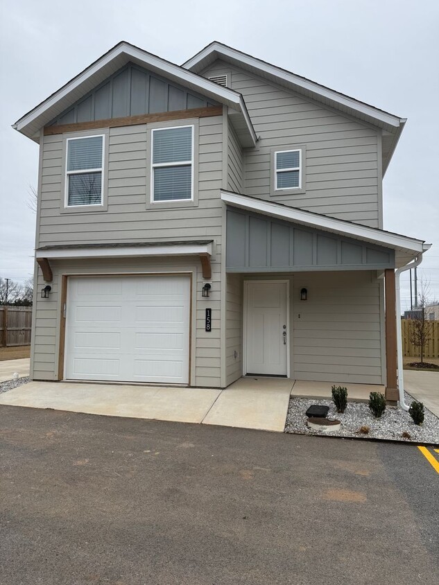 Foto principal - New 2 Bedroom In Centerton, AR