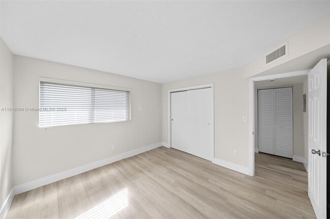 Foto del edificio - 1330 W 29th St