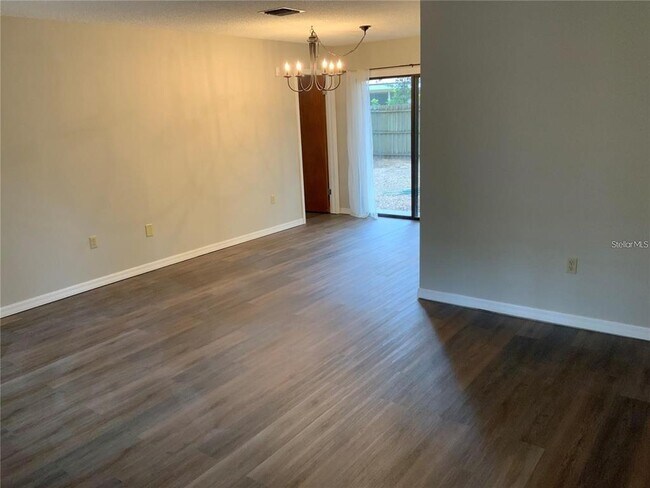 Foto del edificio - 2067 Red Cedar Ln
