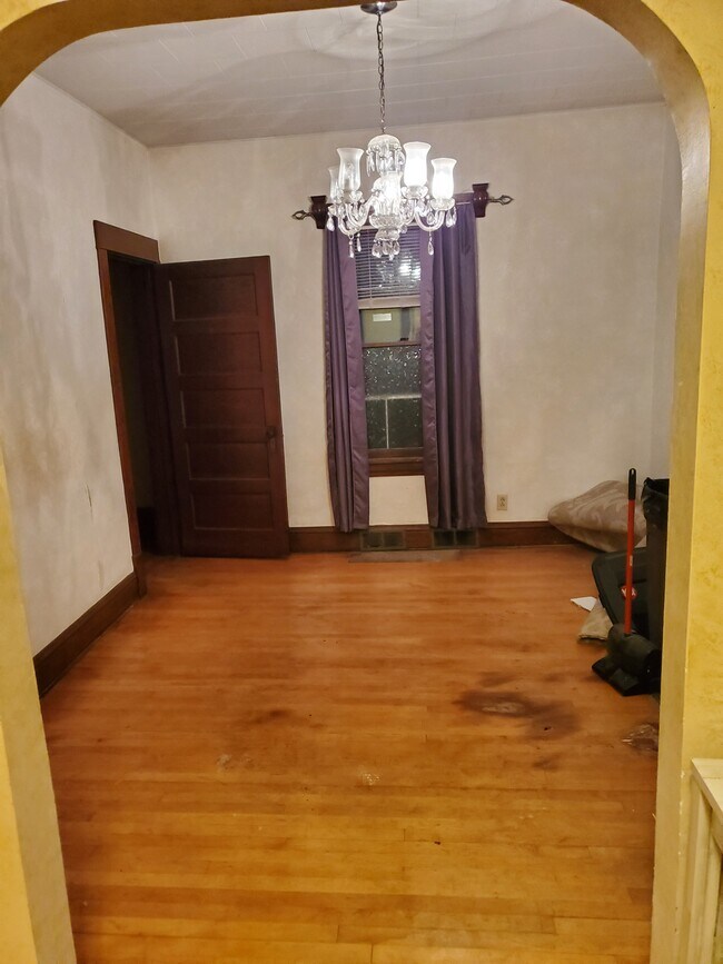 Comedor desde la sala de estar - 606 7th St N