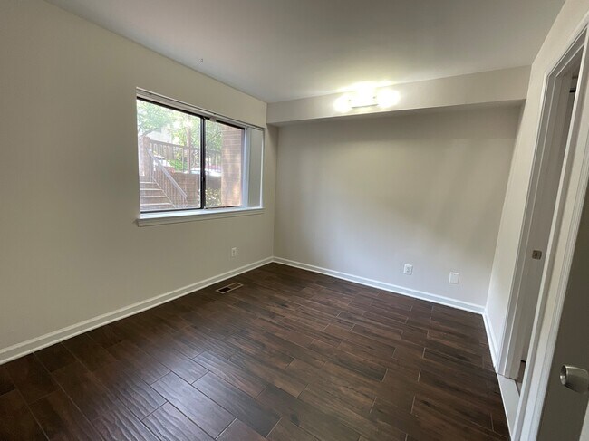 Building Photo - 3059 Hawthorne Dr NE