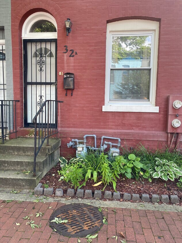 Front - 32 Bates St NW