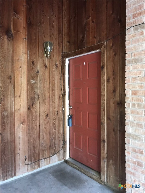 Building Photo - 402 Deerwood Dr