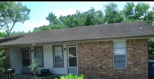 Building Photo - 605 Lilac