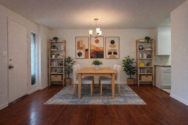 Comedor abierto con lámpara de araña, que conecta directamente con la sala de estar y la cocina. - 970 Palm Avenue