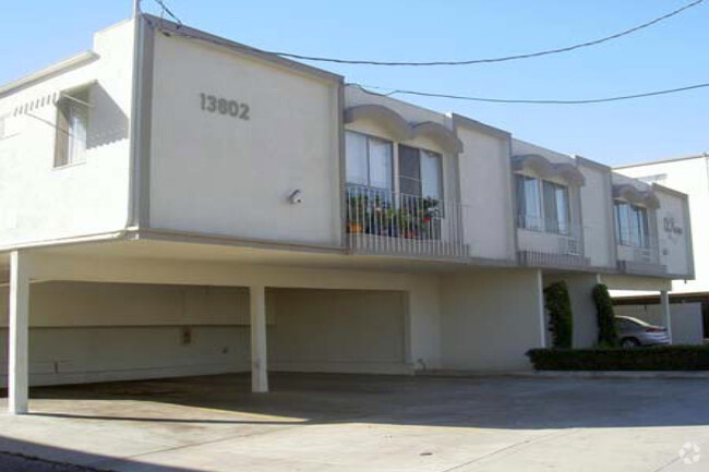 Building Photo - El Paseo Apartments