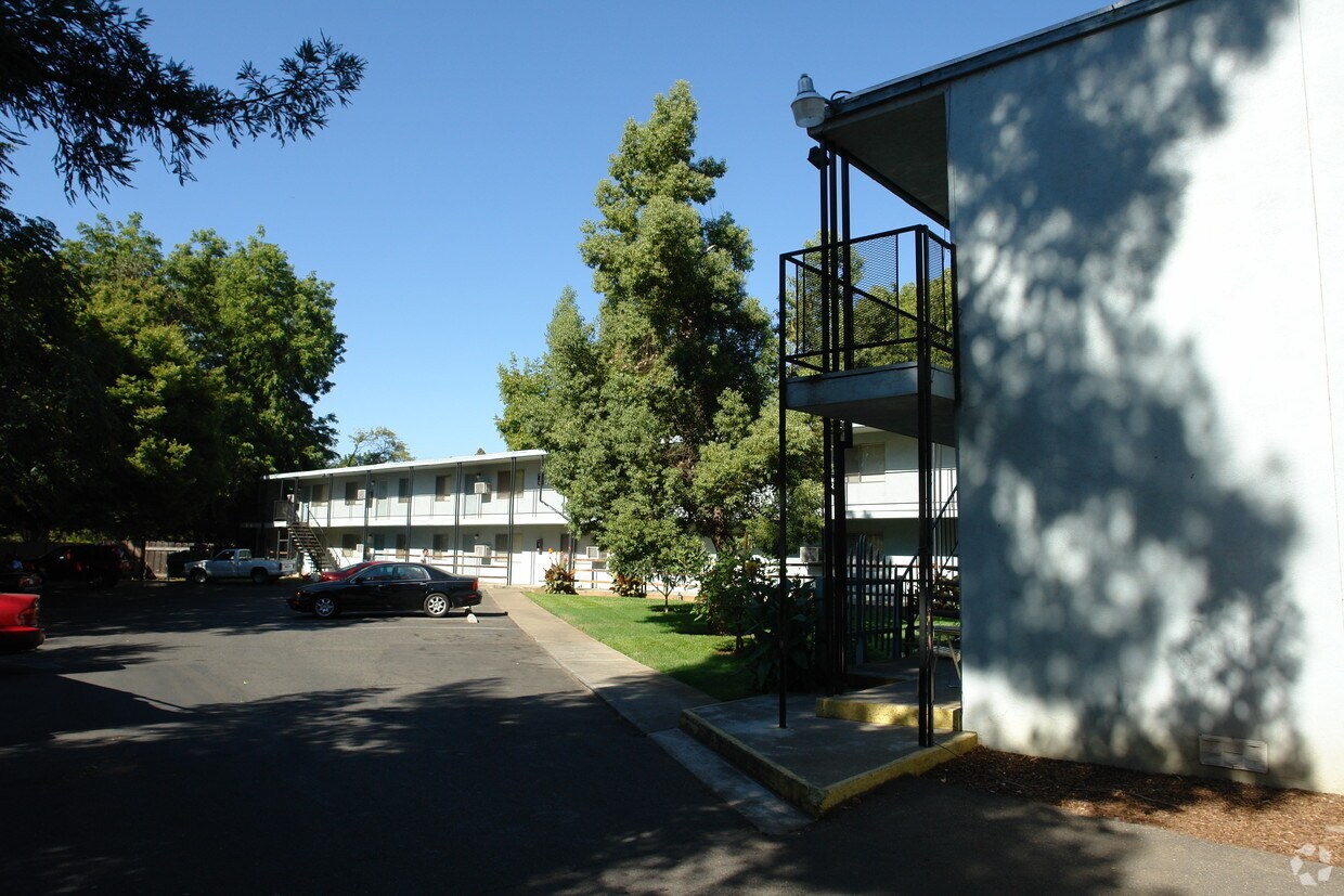 Primary Photo - Lincoln Apartments