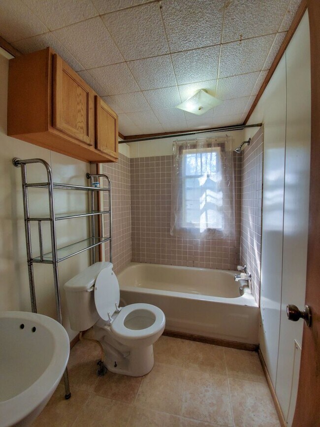 Foto del edificio - 2 Bedroom Apartment style home in Tecumseh