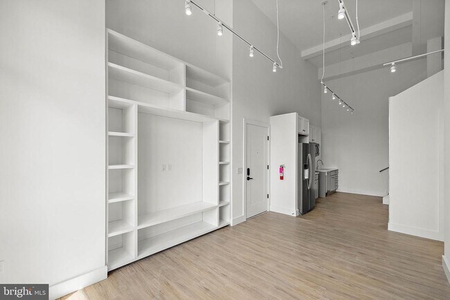 Building Photo - 15 W Girard St