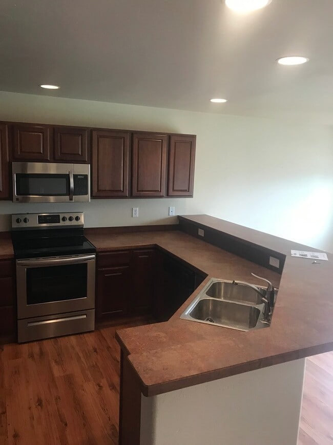 Building Photo - Spacious 4 Bedroom 2.5 Bath Home in River Rock