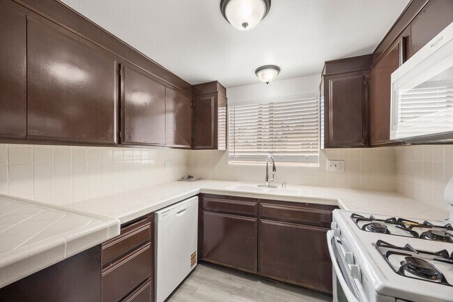 Foto del edificio - Spacious 2 Bedroom 2 Bathroom 3 Story Cond...