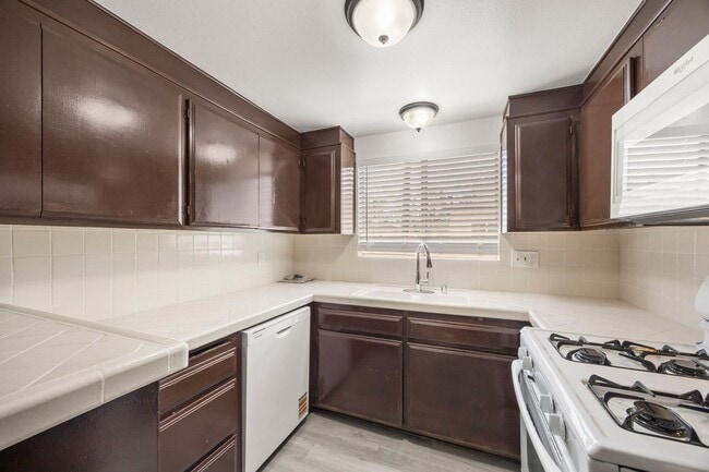 Building Photo - Spacious 2 Bedroom 2 Bathroom 3 Story Cond...