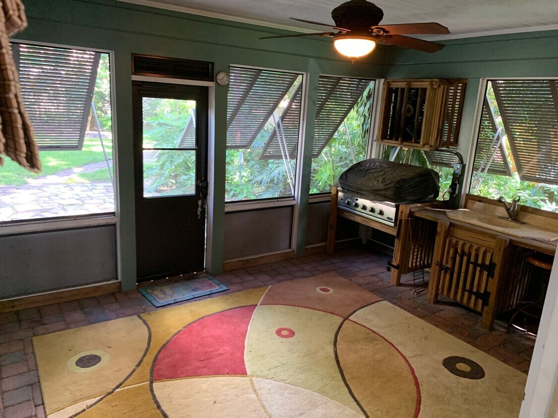 Primary Photo - Adorable 1940s Home In Colonial Town