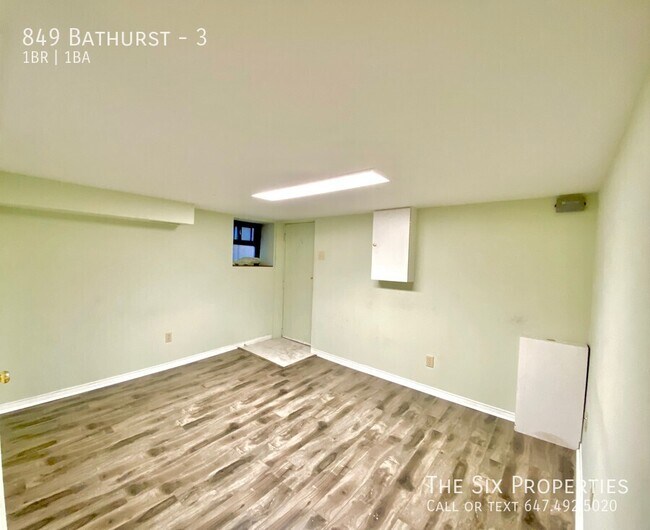 Photo du bâtiment - One Bedroom Apartment - Bathurst Subway Station