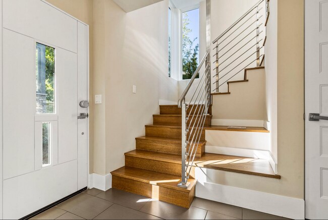 Foto del edificio - 13 Year "Young" 3 Bed, 3 Bath Contemporary Home- Steps to University Ave!
