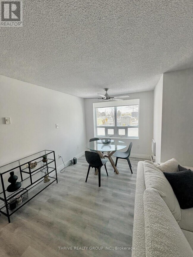 Photo du bâtiment - 77 Base Line Rd W