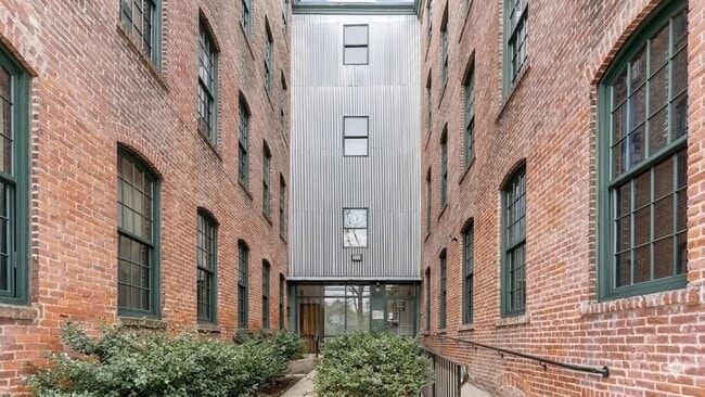 Building Photo - 407 Pine St