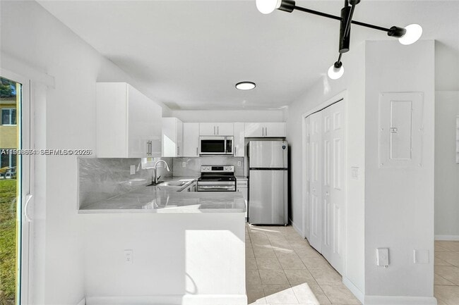 Foto del edificio - 3398 NE 9th Dr