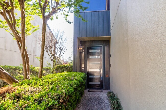 Building Photo - 1112 Bering Dr