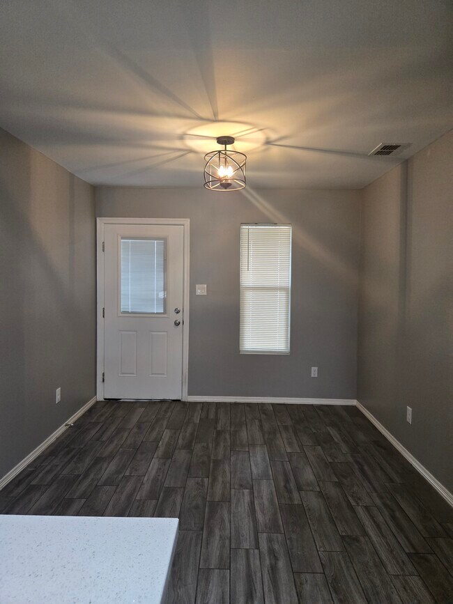 Comedor y puerta trasera - 1413 Glasscock Ave