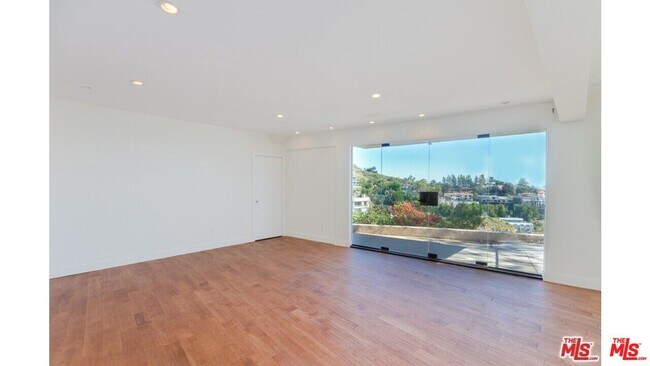 Foto del edificio - 1874 Sunset Plaza Dr