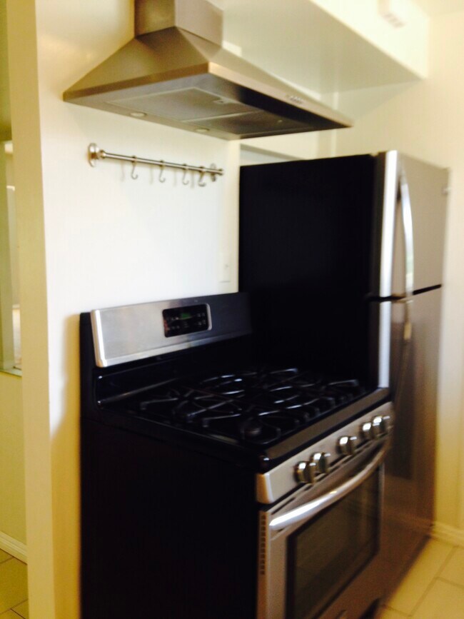 Building Photo - 2628 Hollyridge Dr