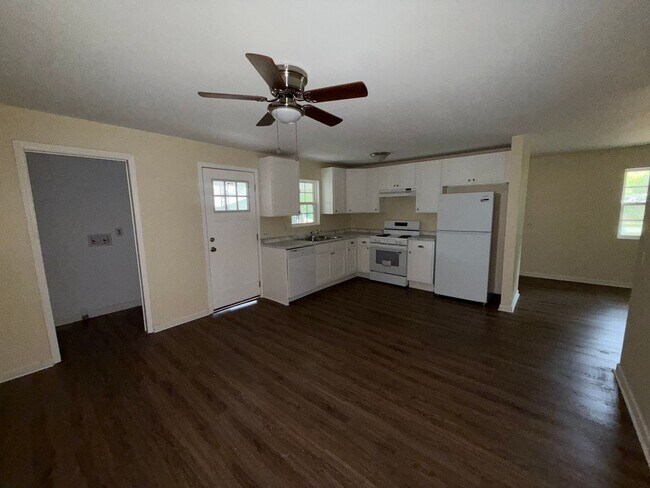 Building Photo - 826 Shannon Cir NE