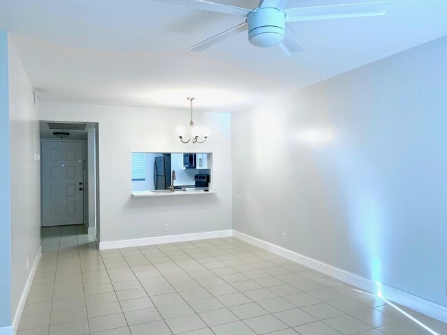 Building Photo - 6716 Palmetto Cir S