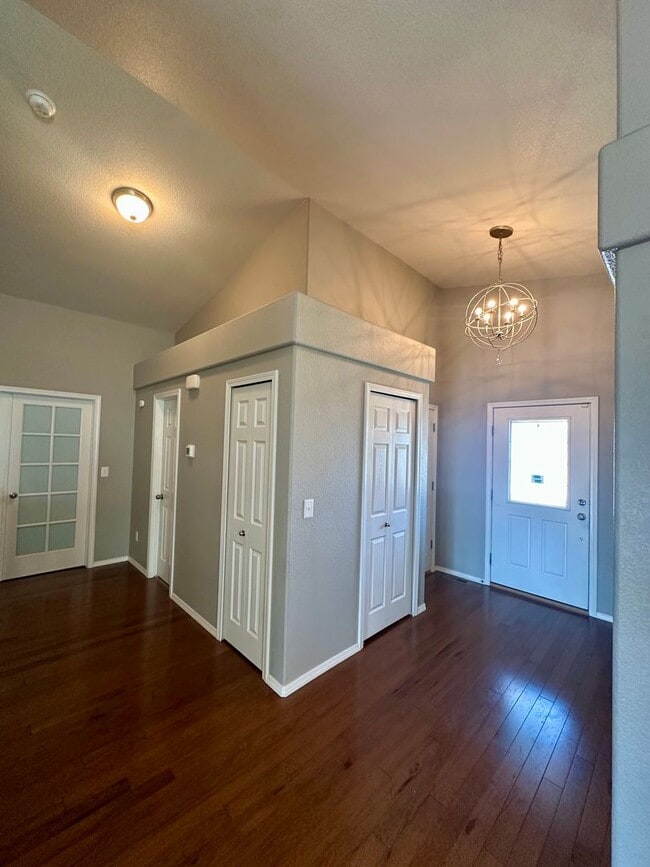 Building Photo - BEAUTIFUL 4BD HOME in MESA RIDGE with MOUN...