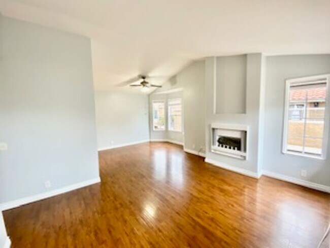 Foto del edificio - 2 Bed, 2 Bath Upper End Unit in Beautiful ...