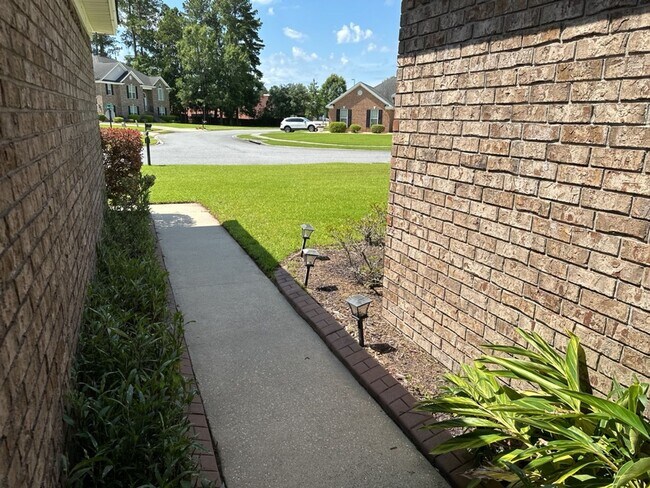 Building Photo - 93 Nelson Dr