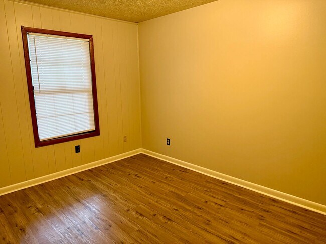 Foto del edificio - 2 bedroom/1 bath New paint and floors.