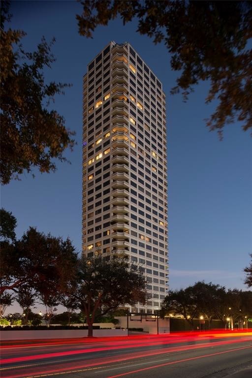 Building Photo - 2121 Kirby Dr