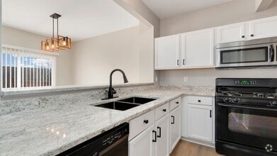 Building Photo - 7495 Thomas Dr