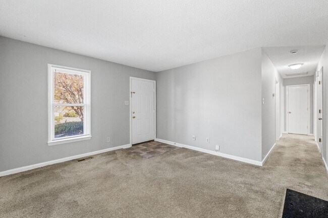 Foto del edificio - NE Home - Updated Kitchen and Bathrooms!  SS Appliances, Fire Place, Front Porch & Deck, Fenced Y...