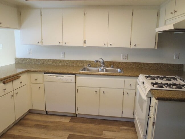 Building Photo - 17762 Paseo Cir