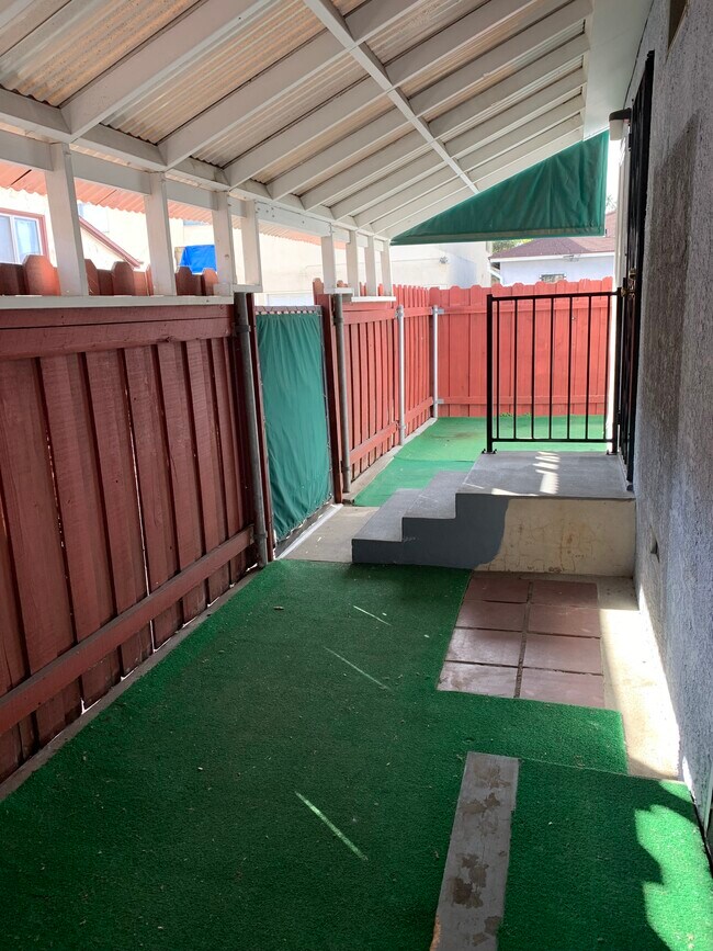 Private Yard - 1225 N Hollywood Way