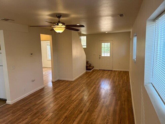 Building Photo - Loomis Home:  3 Bedroom / 2 Bathroom (2 St...
