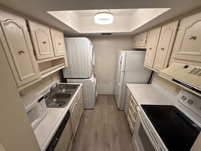 Foto del edificio - 1 Bedroom/1 Bathroom 2nd Floor Condo at Sandlewood Villas AVAILABLE MAY 1st!