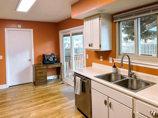 Building Photo - Beauitful Spacious Home