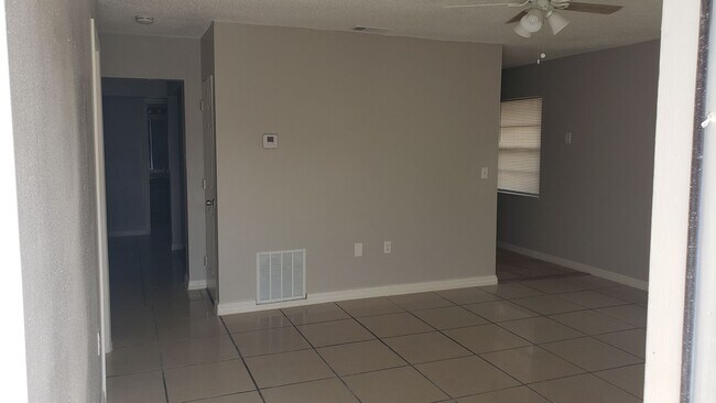 Foto del edificio - 4905-4907 Lake Hill Ct