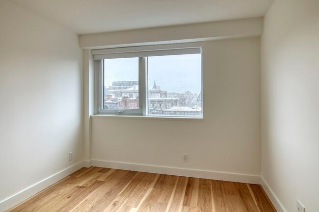 Building Photo - 3460 Rue Peel