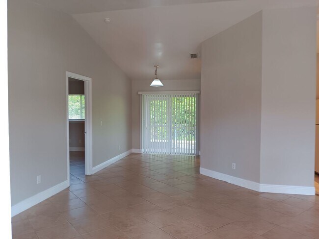 Building Photo - 3 Bedroom 2 Bath Duplex